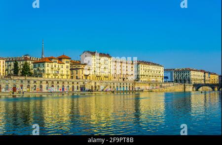 Historische Gebäude, die sich entlang des Flusses Po in der italienischen Stadt turin erstreckten. Stockfoto