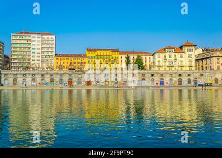 Historische Gebäude, die sich entlang des Flusses Po in der italienischen Stadt turin erstreckten. Stockfoto