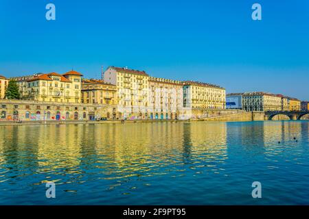 Historische Gebäude, die sich entlang des Flusses Po in der italienischen Stadt turin erstreckten. Stockfoto