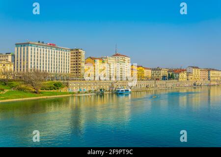 Historische Gebäude, die sich entlang des Flusses Po in der italienischen Stadt turin erstreckten. Stockfoto