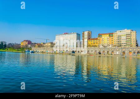 Historische Gebäude, die sich entlang des Flusses Po in der italienischen Stadt turin erstreckten. Stockfoto