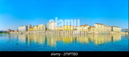 Historische Gebäude, die sich entlang des Flusses Po in der italienischen Stadt turin erstreckten. Stockfoto