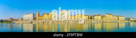 Historische Gebäude, die sich entlang des Flusses Po in der italienischen Stadt turin erstreckten. Stockfoto
