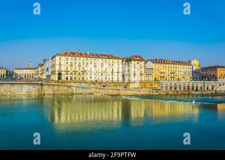 Historische Gebäude, die sich entlang des Flusses Po in der italienischen Stadt turin erstreckten. Stockfoto