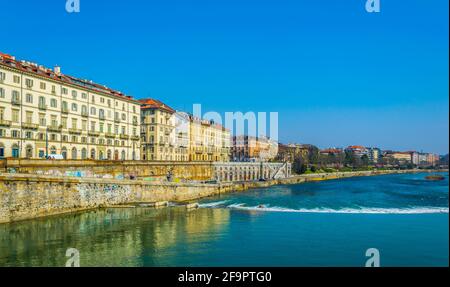 Historische Gebäude, die sich entlang des Flusses Po in der italienischen Stadt turin erstreckten. Stockfoto