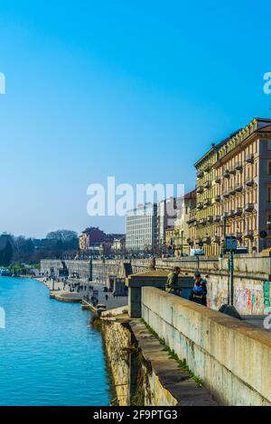 Historische Gebäude, die sich entlang des Flusses Po in der italienischen Stadt turin erstreckten. Stockfoto