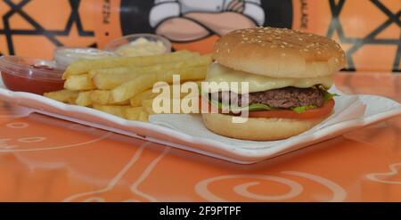 Rinderbrenner mit pommes frites, Rinderfilet, Käse, Sauce Stockfoto