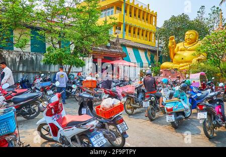 CHIANG RAI, THAILAND - 11. MAI 2019: Der Parkplatz des Wat Mung Muang Tempels mit einer Statue des goldenen Fat Buddha, am 11. Mai in Chiang Rai Stockfoto
