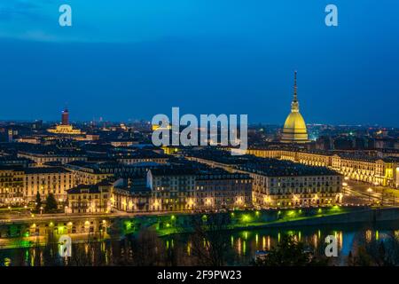 Nachtansicht der italienischen Stadt turin Stockfoto