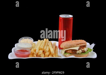 Rindfleisch-Burger mit pommes frites, Rinderschnitzel, Käse, Sauce und Softdrink auf schwarzem Hintergrund. Stockfoto