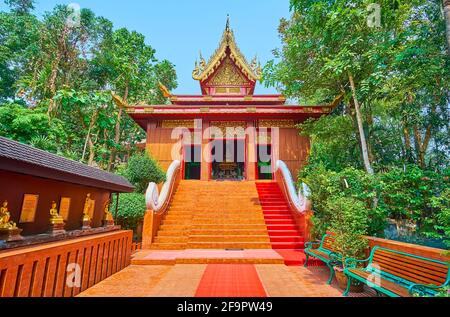 Die malerische Fassade des historischen Ucosot des Wat Phra Kaew Tempels, verziert mit geschnitzten, vergoldeten Naga-Schlangen auf Bargetafeln, Chiang Rai, Thailand Stockfoto