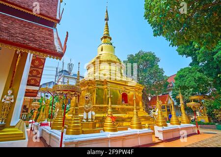 Der Chedi des Wat Phra Singh Tempels ist mit kunstvollen hti gekrönt und mit Mini-Stupas, Skulpturen von Singha-Löwen, zeremoniellen Regenschirmen von chatra, Stockfoto