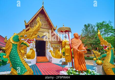 Der prächtige mittelalterliche Ucosot von Wat Phra Singh, geschmückt mit Skulpturen von Singha Lions, Naga-Schlangen und Bhikkhu-Mönchen, Chiang Rai, Thailand Stockfoto