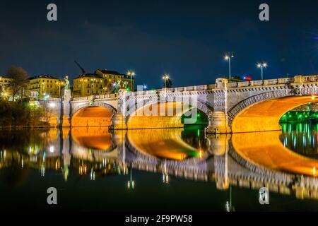 Nachtansicht der ponte umberto I Brücke über den Fluss po mit Stadtbild von turin, italien. Stockfoto