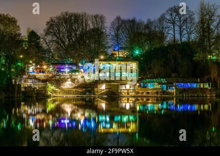 Nachtansicht eines beleuchteten Restaurants am Ufer des Flusses Po in der italienischen Stadt turin. Stockfoto