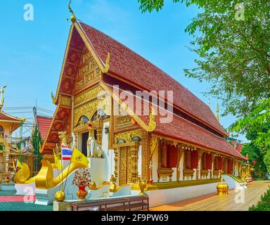 Panorama des malerischen Ucosot von Wat Phra Singh mit Giebel (Pyathat) Dach, geschnitzte vergoldete Schreine und Fassade, Singha Lion Skulpturen, Chiang Rai, Tha Stockfoto