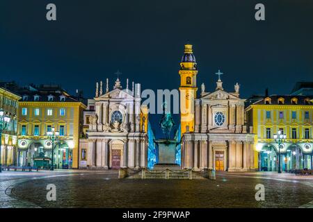 Nachtansicht der beleuchteten piazza san carlo mit der Kirche saint carlo borromeo - Kirche von saint cristina und carlo in der italienischen Stadt turin. Stockfoto