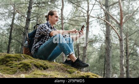 Tourist schaut sich Karten und Navigation auf dem Smartphone an. Stockfoto