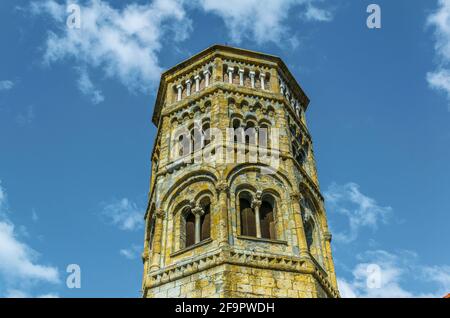 Glockenturm der Kirche San Donato in Genua, Italien Stockfoto