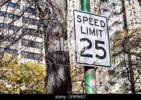 25 mph Geschwindigkeitsbegrenzung Verkehrsschild in einem Wohnviertel in Chicago Illinois, USA. Stockfoto