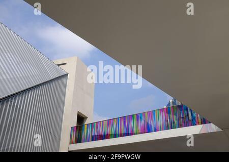 NORTH GREENWICH, LONDON - 20. APRIL 2021: Hunderttausende Kunstinstallation der Künstlerin Liz West, auf dem Tide Walkway auf der greenwich-Halbinsel. Stockfoto