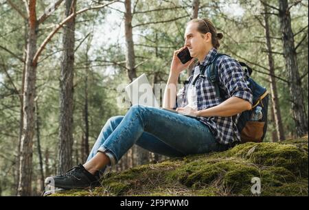 Tourist schaut sich Karten und Navigation auf dem Smartphone an. Stockfoto