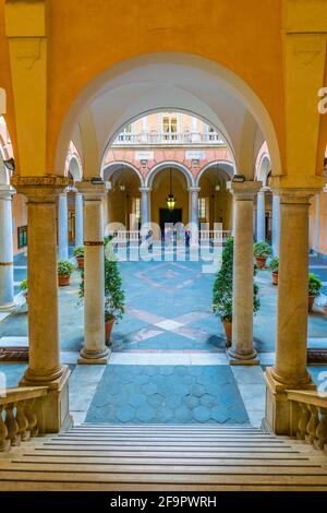 Innenhof eines der Paläste von strada nuova - doria tursi Palast in Genua, Italien Stockfoto