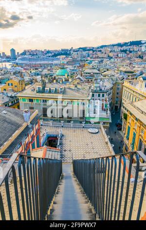 Treppe führt zur Aussichtsplattform auf der Spitze Des palazzo rosso in der italienischen Stadt genua Stockfoto