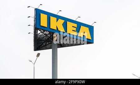 Großes IKEA-Einzelhandelsgeschäft Außenschild auf einer Stange gegen den bewölkten Himmel in St. Petersburg, Russland Stockfoto