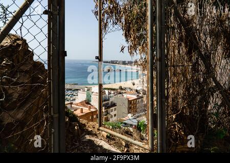 Blick auf die Blanes, Spanien von einer Gartentür aus Stockfoto