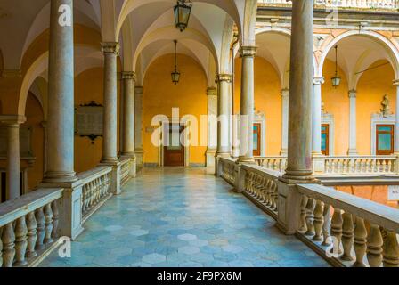 Arkade eines der Paläste der strada nuova - doria tursi Palast in Genua, Italien Stockfoto