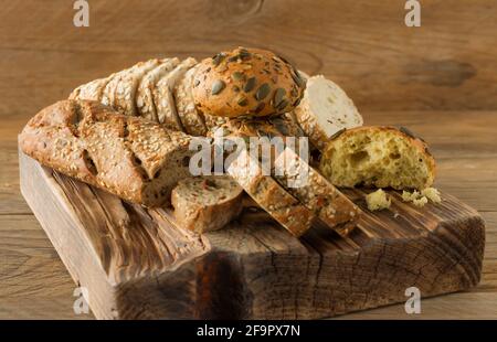 Auswahl an hausgemachtem glutenfreiem veganem Brot auf dem rustikalen Holztisch. Hausgemachtes Gebäck. Stockfoto