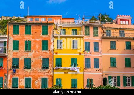 Blick auf die bunten Fassaden von Häusern in vernazza Dorf, cinque terre, italien. Stockfoto