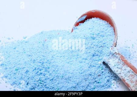 Waschpulver Haufen isoliert auf weißem Hintergrund Stockfoto