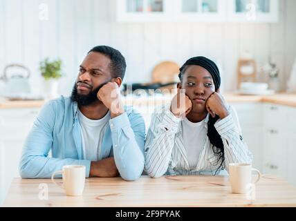 Probleme In Der Beziehung. Beleidigt Schwarzes Paar Sitzt Am Tisch In Der Küche Stockfoto