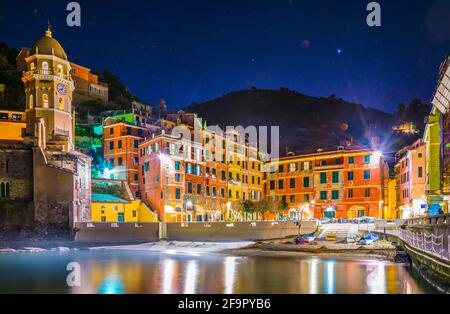 XQNachtansicht eines Hafens in einem der cinque terre Dörfer Vernazza, Italien Stockfoto