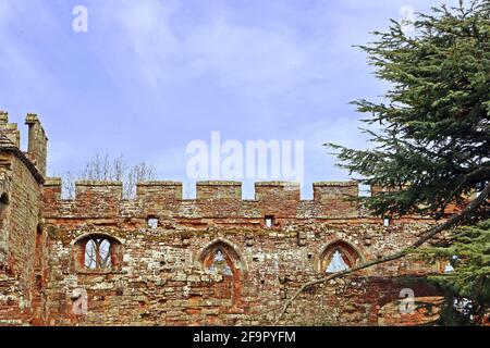 Ruinen der Burg von Acton Burnell. Britisches mittelalterliches Architekturerbe. Schloss aus rotem Sandstein gebaut. Shropshire, England, Großbritannien. Stockfoto