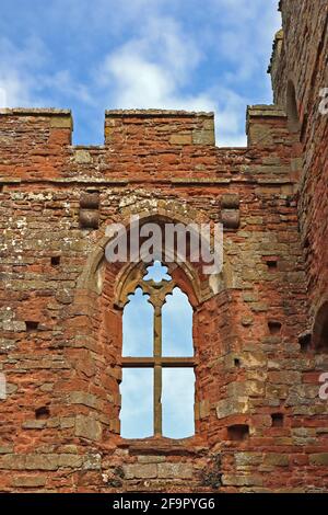 Ein gotisches Fenster aus rotem Stein, architektonisches Detail der Burgruine von Acton Burnell. Britisches mittelalterliches Erbe. Shropshire, England, Großbritannien. Stockfoto