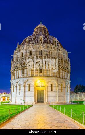 Nachtansicht des Baptisteriums des Heiligen Johannes auf der piazza die miracoli in Pisa, Italien. Stockfoto