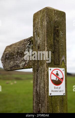 Melden Sie sich im Northumberland National Park in Northumberland, England an. Das Schild markiert einen Fußweg. Stockfoto