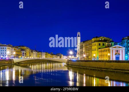 Nachtansicht der historischen Gebäude entlang des Flusses Arno im historischen Zentrum der italienischen Stadt Pisa gestreckt. Stockfoto