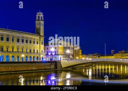 Nachtansicht der historischen Gebäude entlang des Flusses Arno im historischen Zentrum der italienischen Stadt Pisa gestreckt. Stockfoto