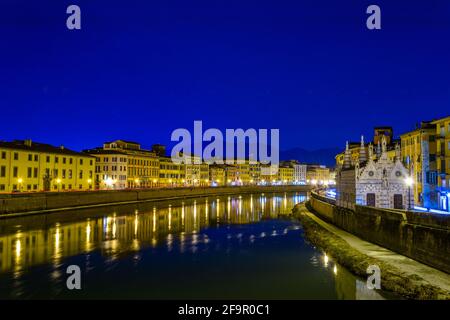 Nachtansicht der historischen Gebäude entlang des Flusses Arno im historischen Zentrum der italienischen Stadt Pisa gestreckt. Stockfoto