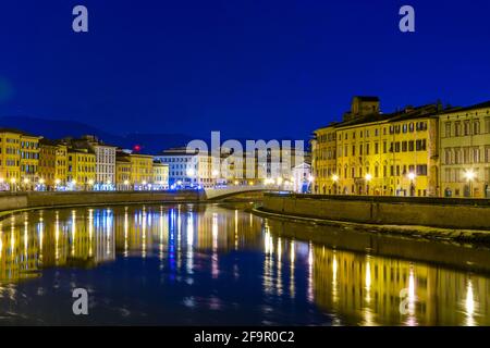 Nachtansicht der historischen Gebäude entlang des Flusses Arno im historischen Zentrum der italienischen Stadt Pisa gestreckt. Stockfoto