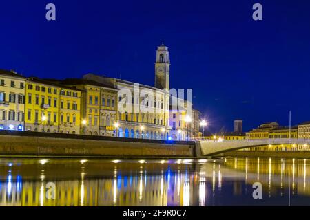 Nachtansicht der historischen Gebäude entlang des Flusses Arno im historischen Zentrum der italienischen Stadt Pisa gestreckt. Stockfoto