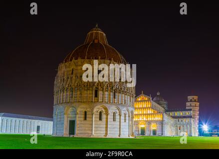 Nachtansicht des Baptistery, Kathedrale von Pisa und Schiefer Turm auf dem Platz der Wunder Stockfoto