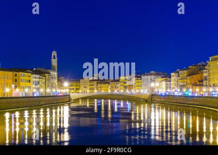 Nachtansicht der historischen Gebäude entlang des Flusses Arno im historischen Zentrum der italienischen Stadt Pisa gestreckt. Stockfoto