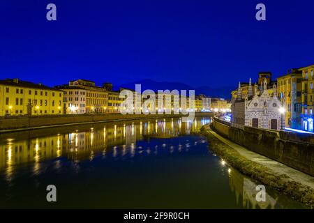Nachtansicht der historischen Gebäude entlang des Flusses Arno im historischen Zentrum der italienischen Stadt Pisa gestreckt. Stockfoto