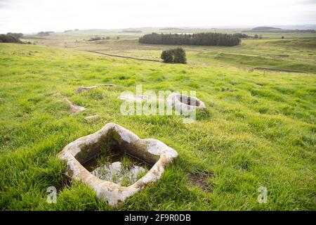 Wasser in Steinen außerhalb von Housesteads Roman Fort in Northumberland, England. Das antike Denkmal ist Teil der Grenzen des Römischen Reiches UNESCO Stockfoto