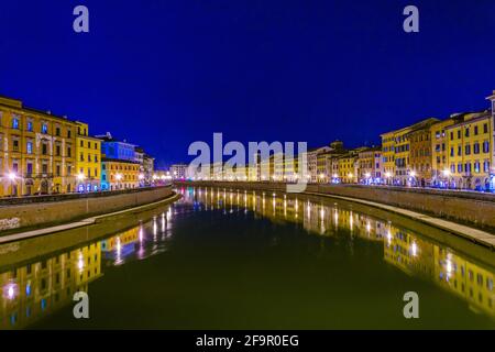 Nachtansicht der historischen Gebäude entlang des Flusses Arno im historischen Zentrum der italienischen Stadt Pisa gestreckt. Stockfoto